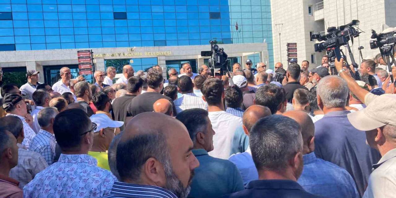 Servis Şoförlerinden Abb Önünde Eylem