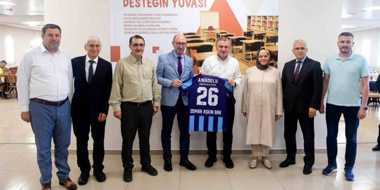 Bakan Bak, "Anadolu Üniversitesinin Sportif İmkanlarını Ve Tesislerini En Yeni Ve En Modern Haliyle Güncelleyeceğiz"