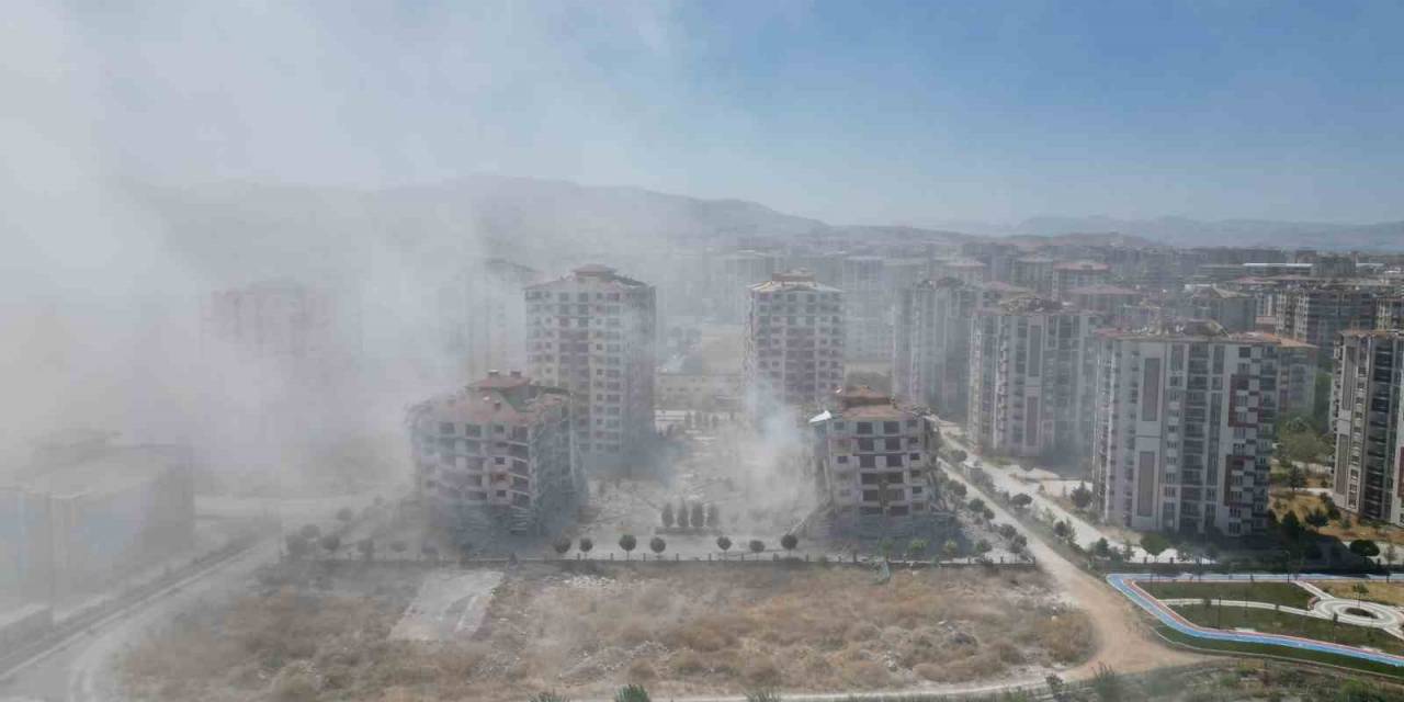 Evlerinin Patlayıcı İle Yıkılmasını Gözyaşları İçinde İzlediler