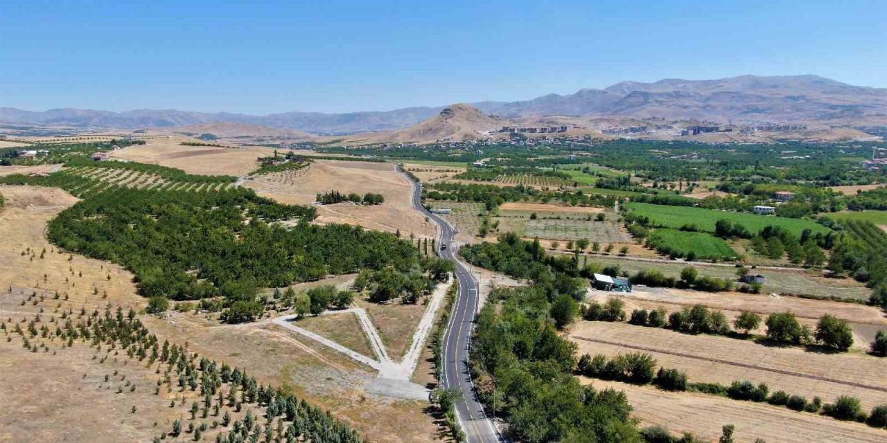 Büyükşehir, Yolları Asfaltlamaya Devam Ediyor