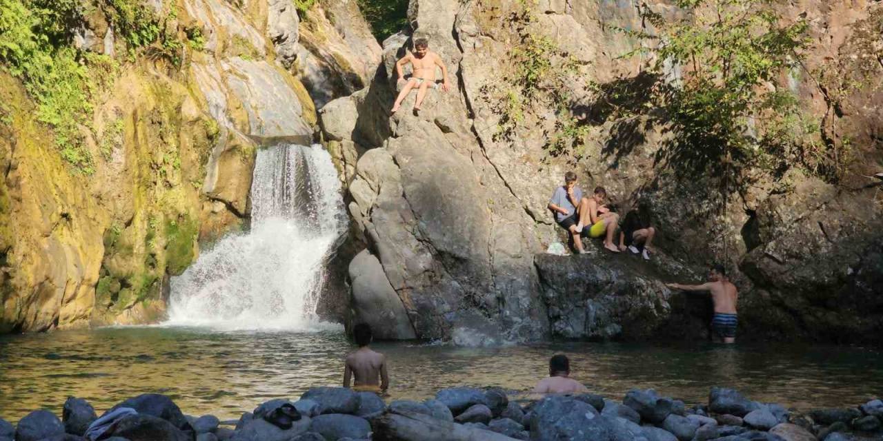 Sıcaklık 40 Dereceye Çıktı, Vatandaş Derede Serinledi