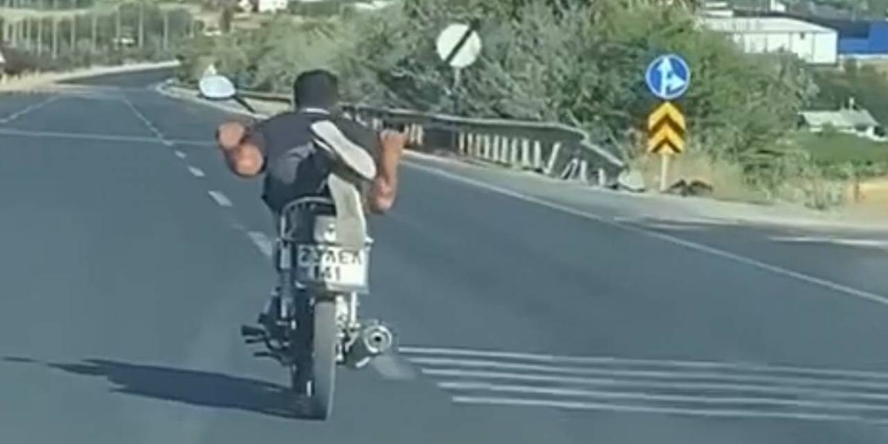 Canını Hiçe Saydı, Motosikleti Yatarak Sürdü: O Anlar Kamerada