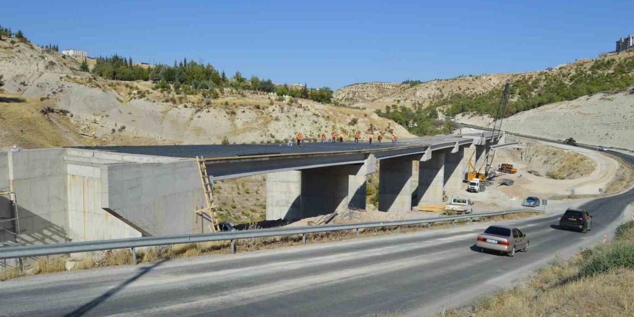 Bakan Uraloğlu Besni Viyadüğü’nde İncelemelerde Bulundu