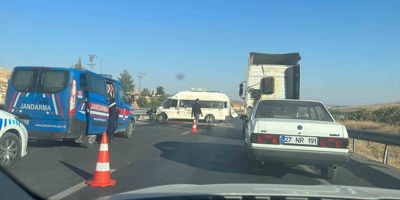 Gaziantep’te Tarım İşçilerini Taşıyan Minibüs Devrildi: 9 Yaralı
