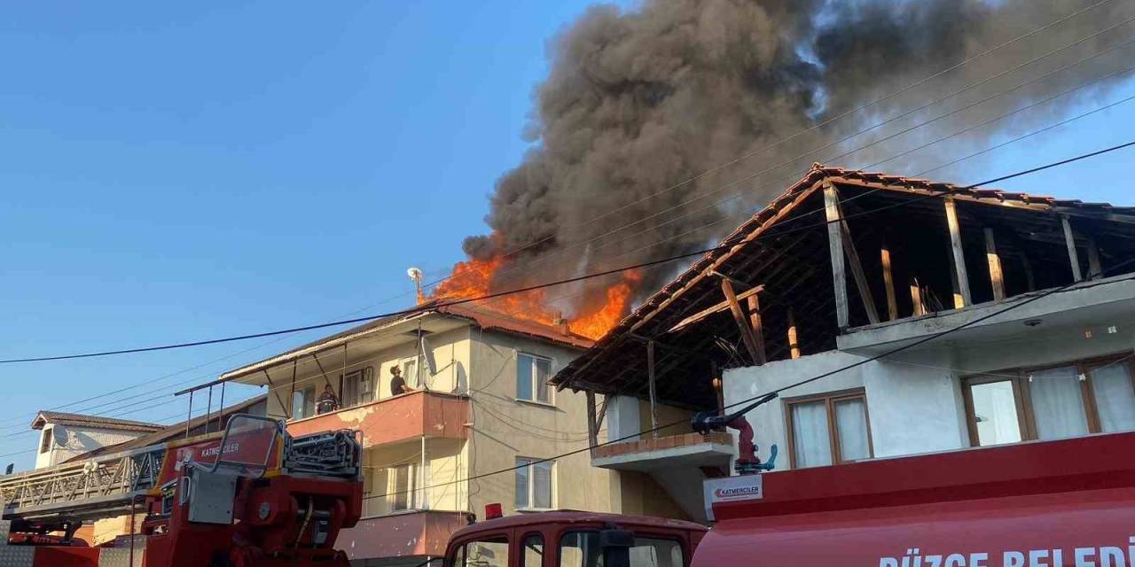 Düzce’de Çıkan Yangında Metruk Ev Ve İki Binanın Çatısı Yandı