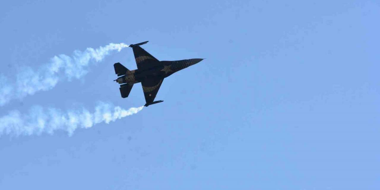 Malazgirt Kutlamalarında Solo Türk Ve Helikopter Gösterileri Nefes Kesti