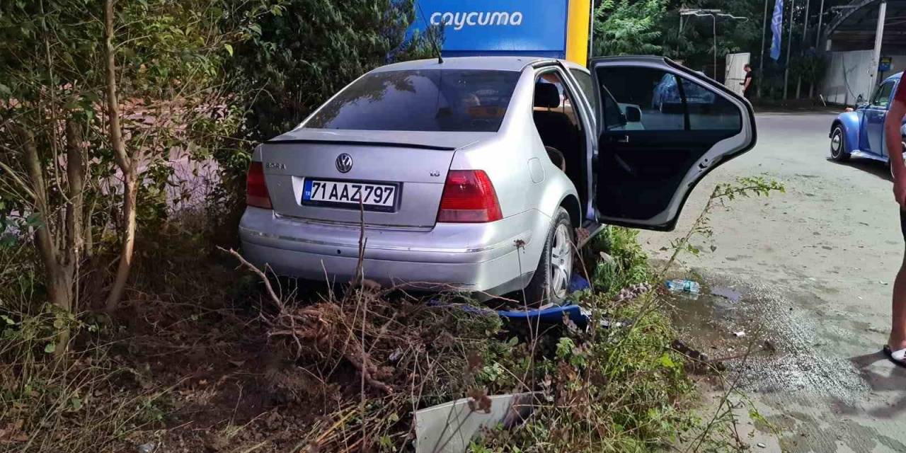 Otomobil Akaryakıt İstasyonun Panosuna Çarptı