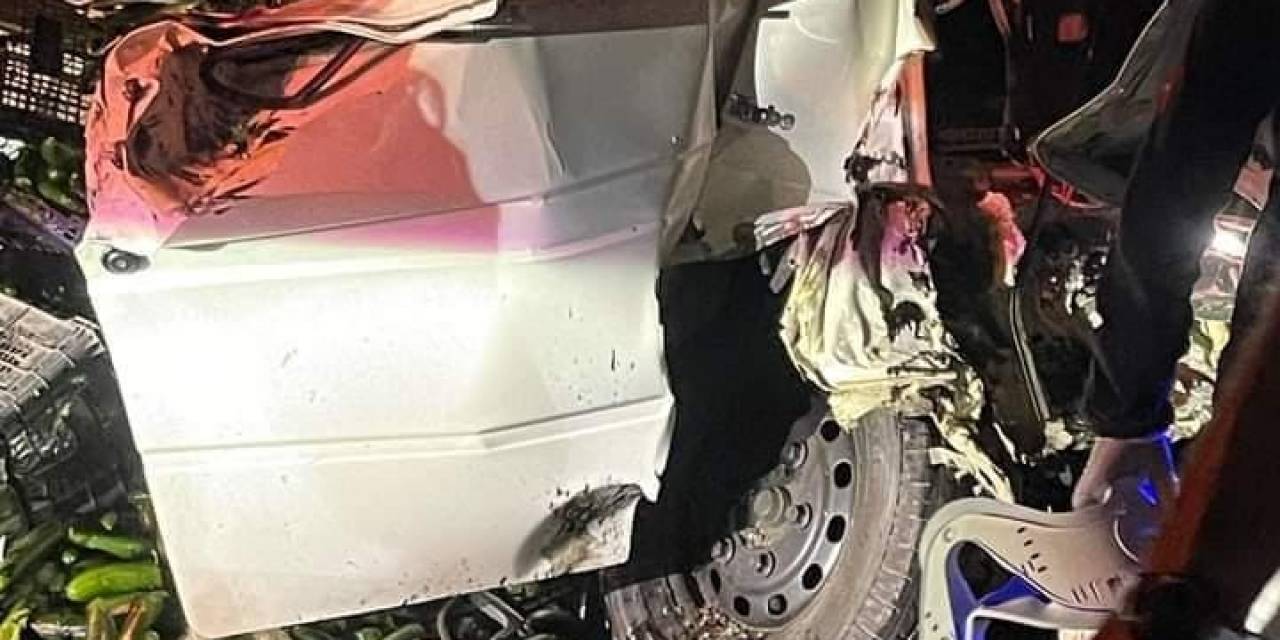 Otobüse Çarpan Pikap Paramparça Oldu: 2 Yaralı