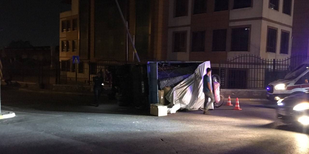 Virajı Alamaya Kamyonet Müftülük Binası Duvarına Çarptı