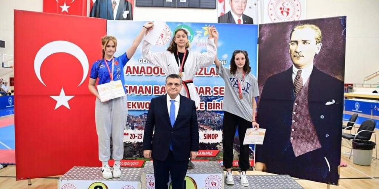 Genç Tekvandocular Madalyalarına Kavuştu