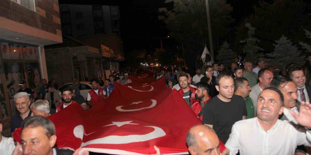 Ahlat’ta 200 Metre Bayrakla ‘Fener Alayı’ Yürüyüşü