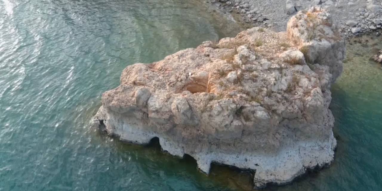 Van Gölü’nde Suların Çekilmesiyle Kaya Mezar Ve Odalar Gün Yüzüne Çıktı