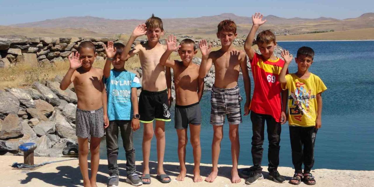 Van Gölü’nde Yüzen Çocukların Saçları Sarardı