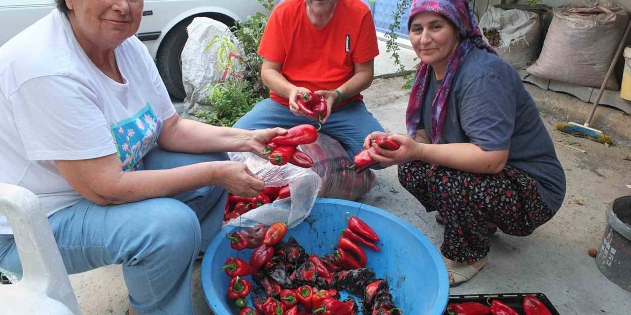 Balıkesir’de Kışlık Yiyecekler İmece İle Hazırlanıyor