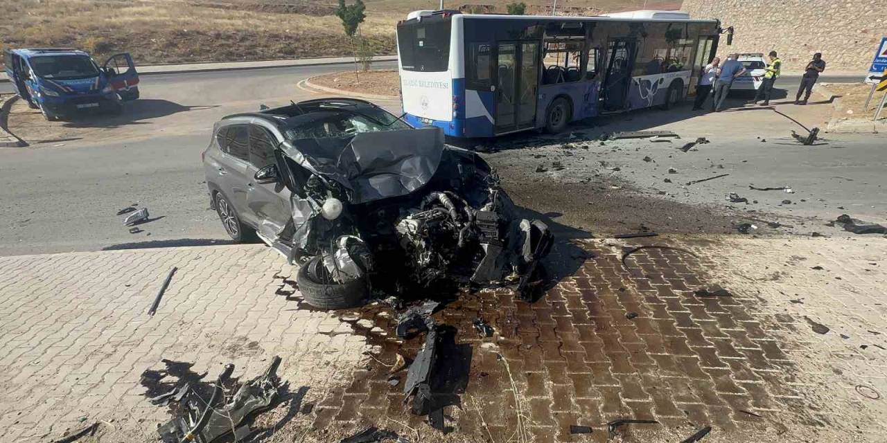 Cip İle Yolcu Otobüsü Çarpıştı: 1’i Ağır 3 Yaralı