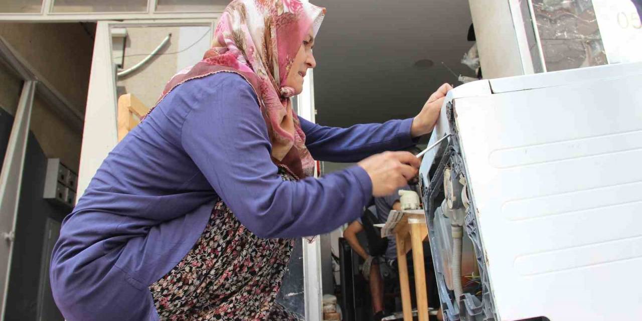 Beyaz Eşya Tamircisi Kadın 40 Yıllık Ustalara Taş Çıkarıyor