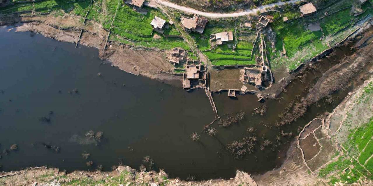 Barajın Su Seviyesi Düştü, Tarihi Köy Evleri Ortaya Çıktı