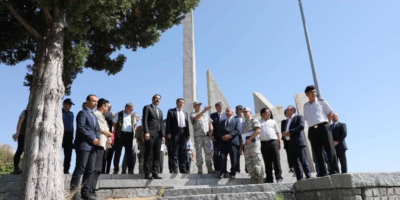 Vali Işın, Dumlupınar’da Müze Ve Şehitlikleri Ziyaret Etti