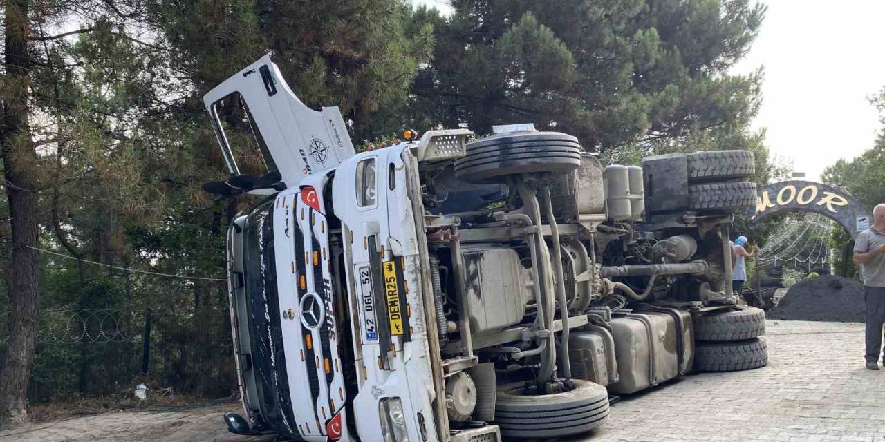 Maltepe’de Mesire Alanında Hafriyat Kamyonu Devrildi: 2 İşçi Yaralandı