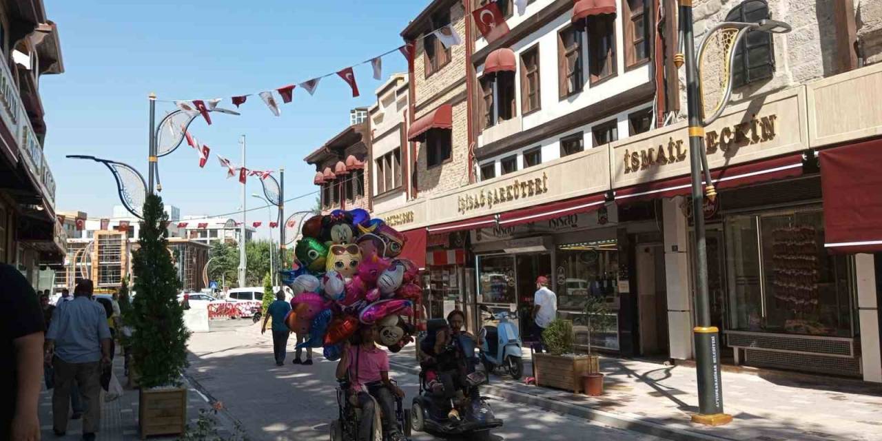 100 Yıldan Fazla Geçmişe Sahip Tarihi Uzun Çarşı’da Başlatılan Restorasyon Sona Erdi