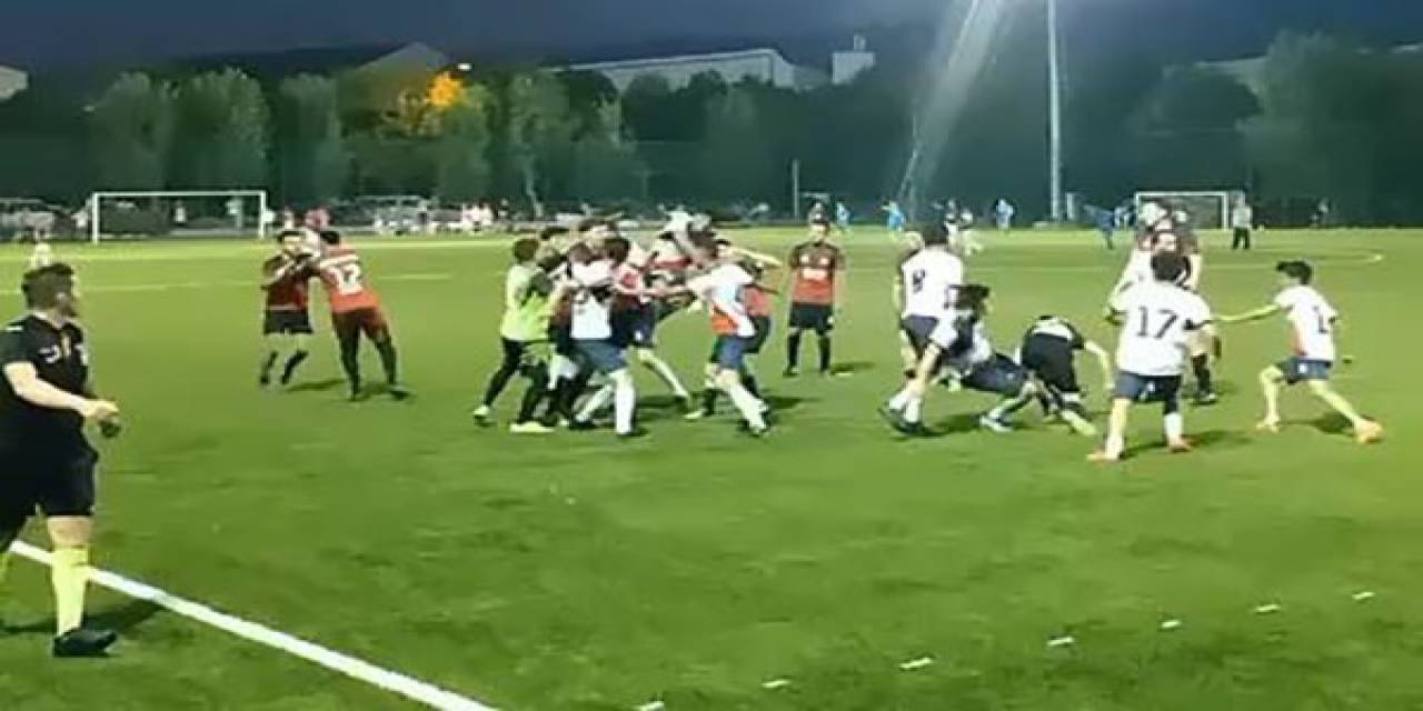 Yeşil Saha Boks Ringine Döndü: Yumruk Ve Tekmeler Havada Uçuştu