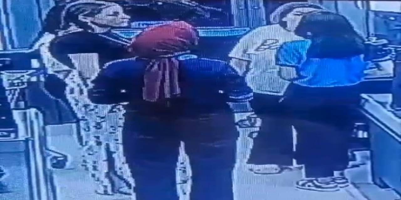 Esenler’de Tartıştığı Market Çalışanı Kadına Yumruk Atan Müşteri Kamerada