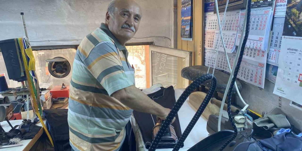 Yarım Asırlık Mesleğini Sürdüren Terzi: "Konfeksiyonlar Mesleği Bitirdi"