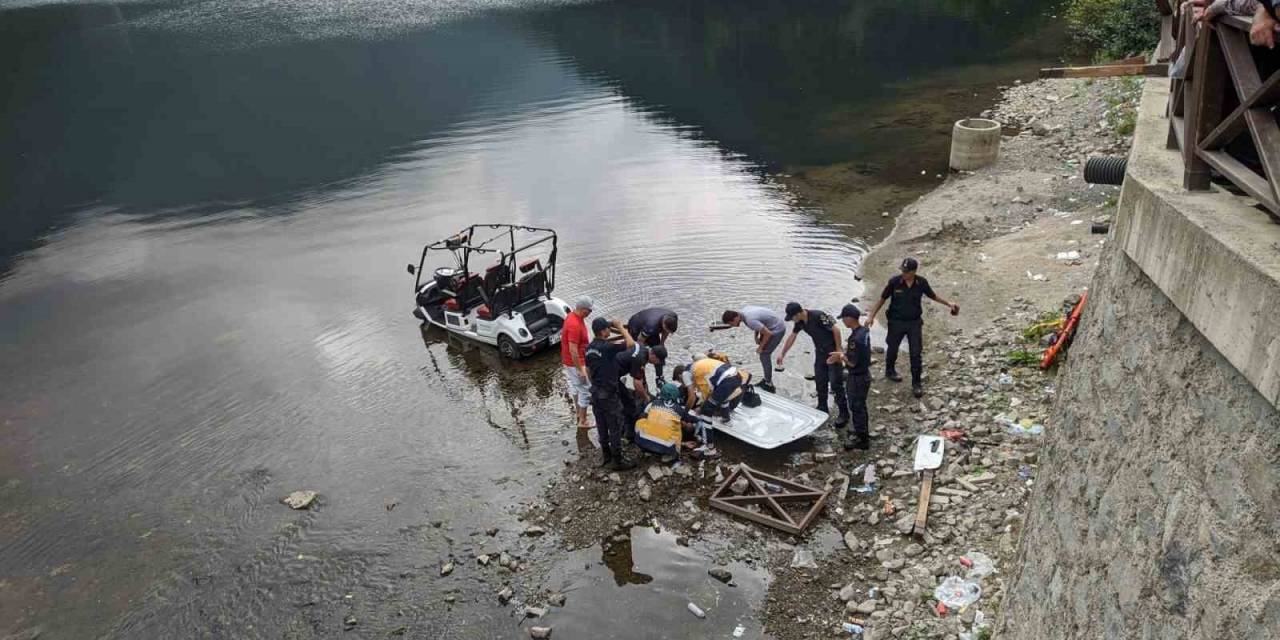 Golf Aracıyla Gezinti Yapan Arap Çift Uzungöl’e Düştü:  2 Yaralı