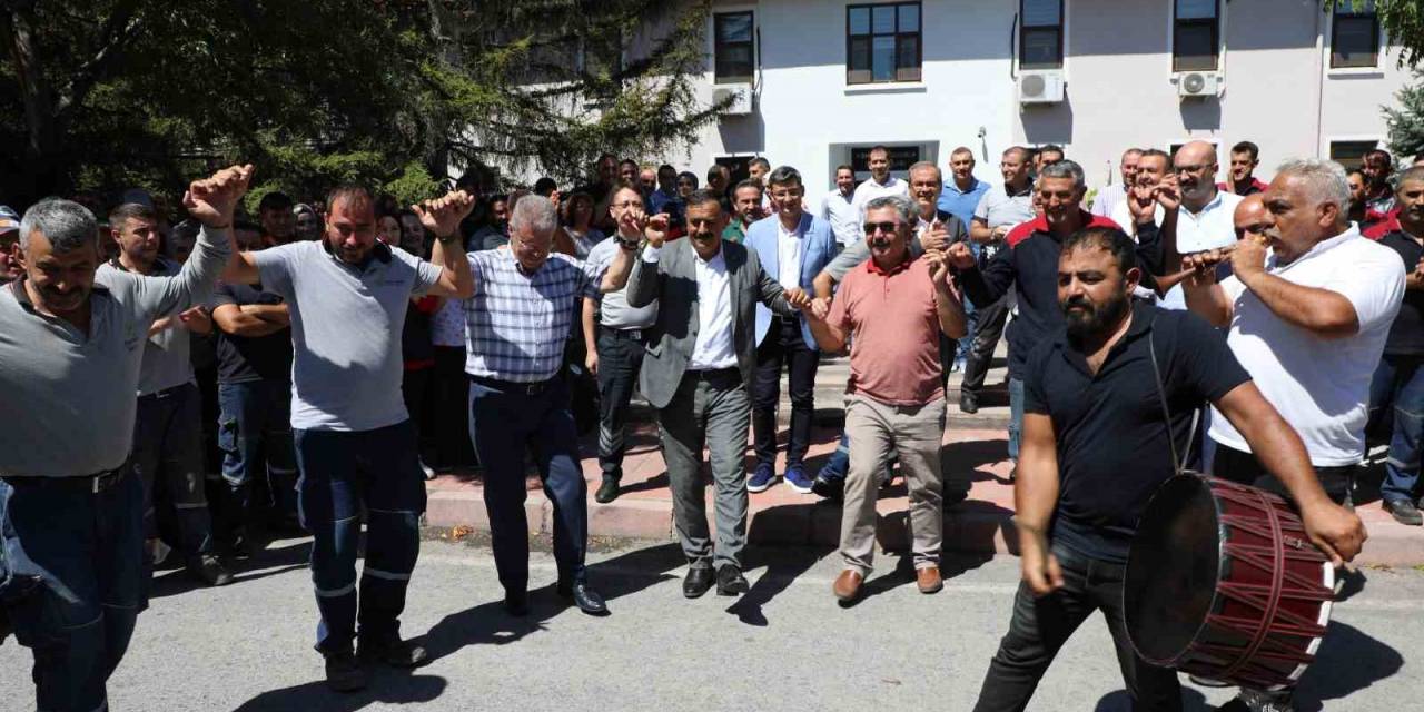 Yüzde 107 Zam Alan İşçiler Başkan Akay’ı Bağrına Bastı