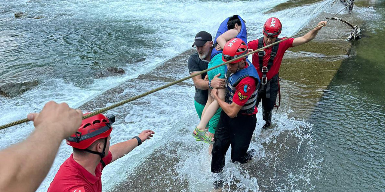 Rize'de akıntıya kapılan çocukla peşinden atlayan baba kurtarıldı