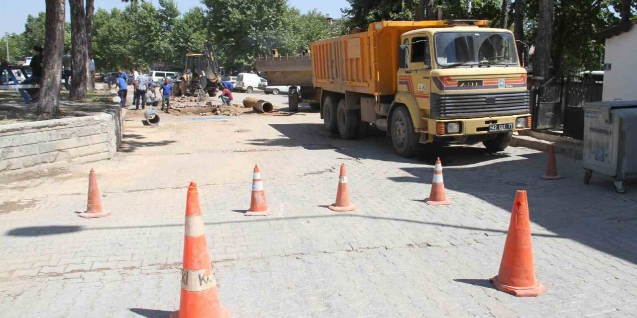 Patlayan Su Borusunun Açtığı Çukura Otomobil Düştü