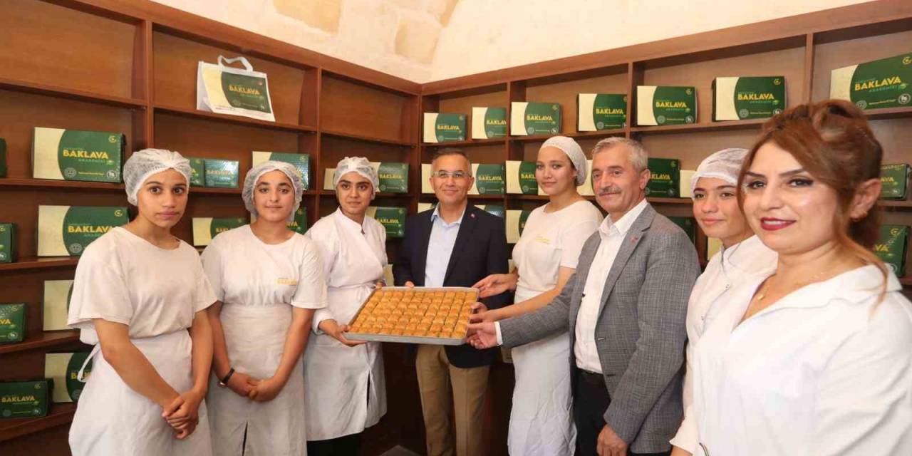 Vali Çeber Ve Tahmazoğlu’ndan Öğrencilerin Ürettiği Baklavaya Tam Not