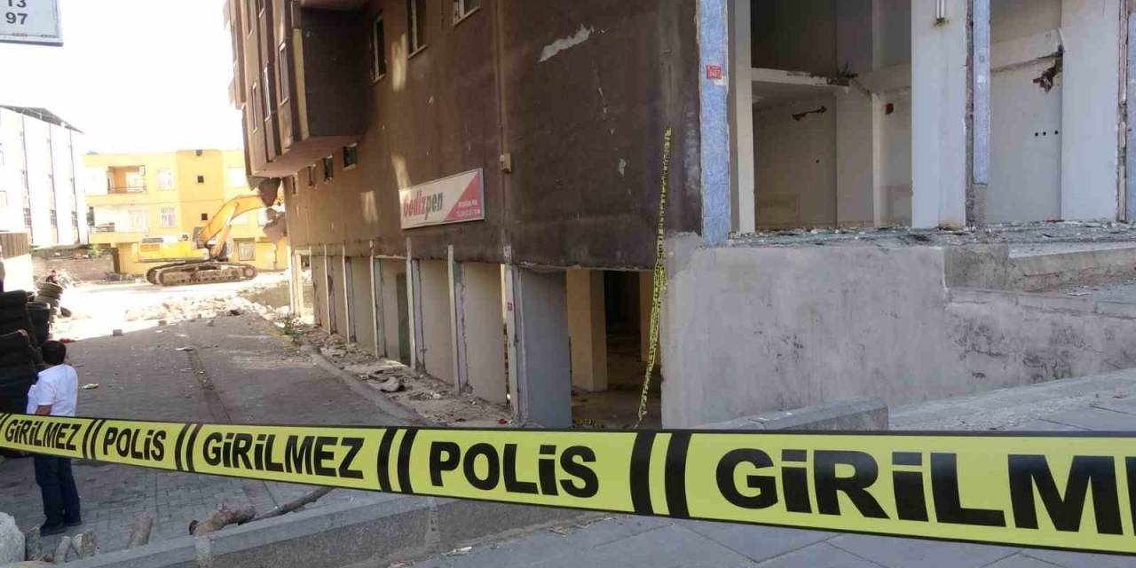 Diyarbakır’da Ağır Hasarlı Binada İnsan Olduğu İhbarı Üzerine Yıkım Durduruldu