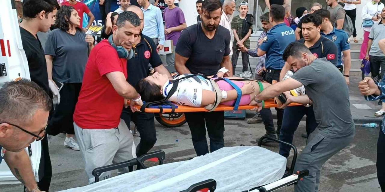Otomobile Çarpan Motosiklet Yola Savruldu: 2 Yaralı