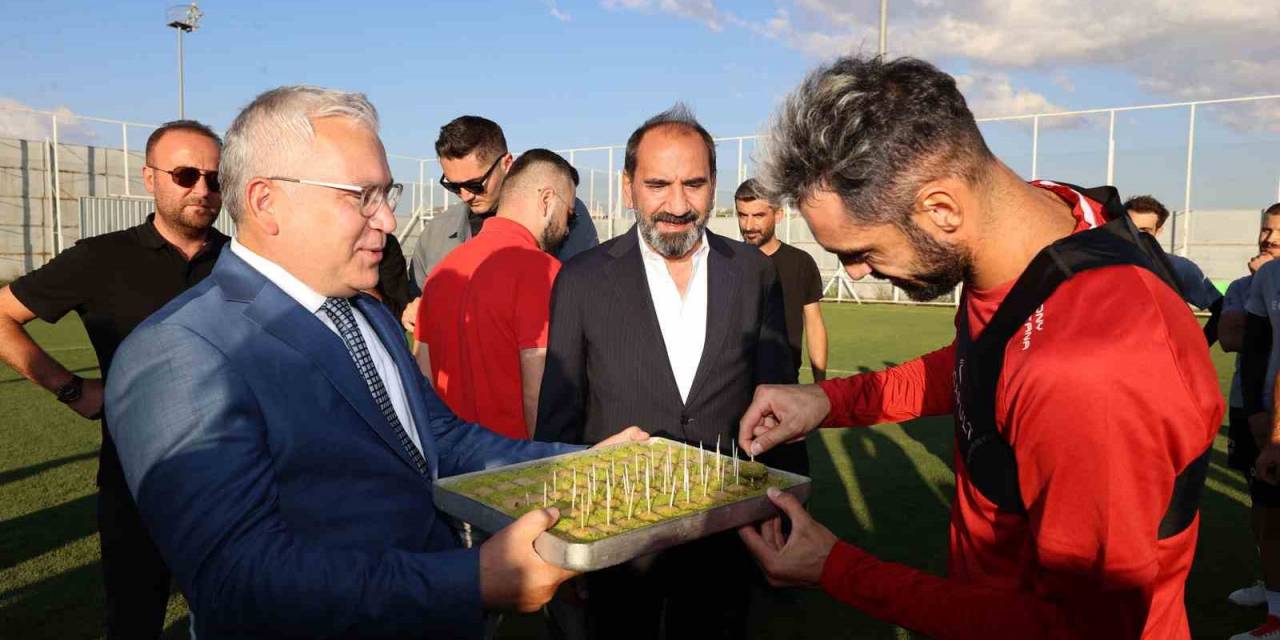 Sivas Valisi Yılmaz Şimşek’ten Sivasspor’a Baklava İkramı