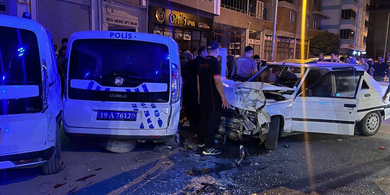 Kontrolden Çıkan Otomobil Park Halindeki Polis Otosuna Böyle Çarptı: 3 Yaralı