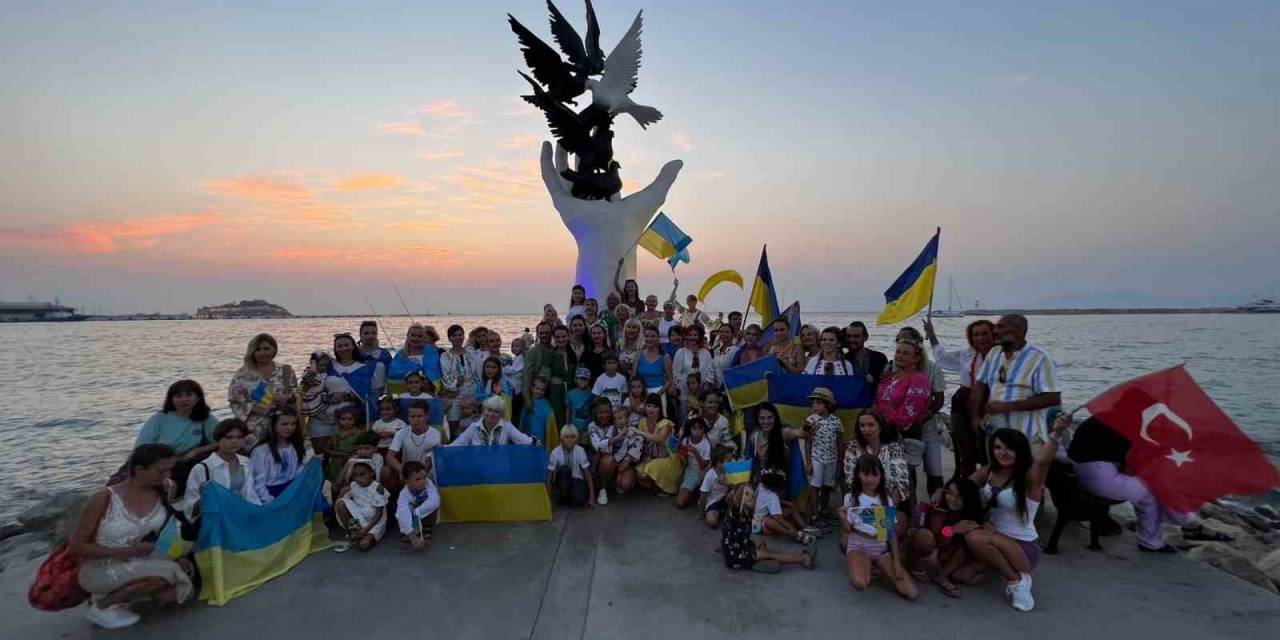 Kuşadası’nda Yaşayan Ukraynalılar 32’înci Bağımsızlık Günlerini Buruk Kutladı