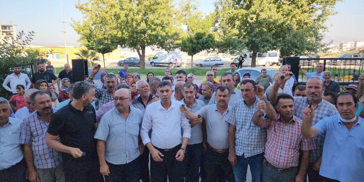 Enkaz Kentin Kaymakamına Görülmemiş Sevgi, Tayini Çıktı Gitmesini İstemiyorlar