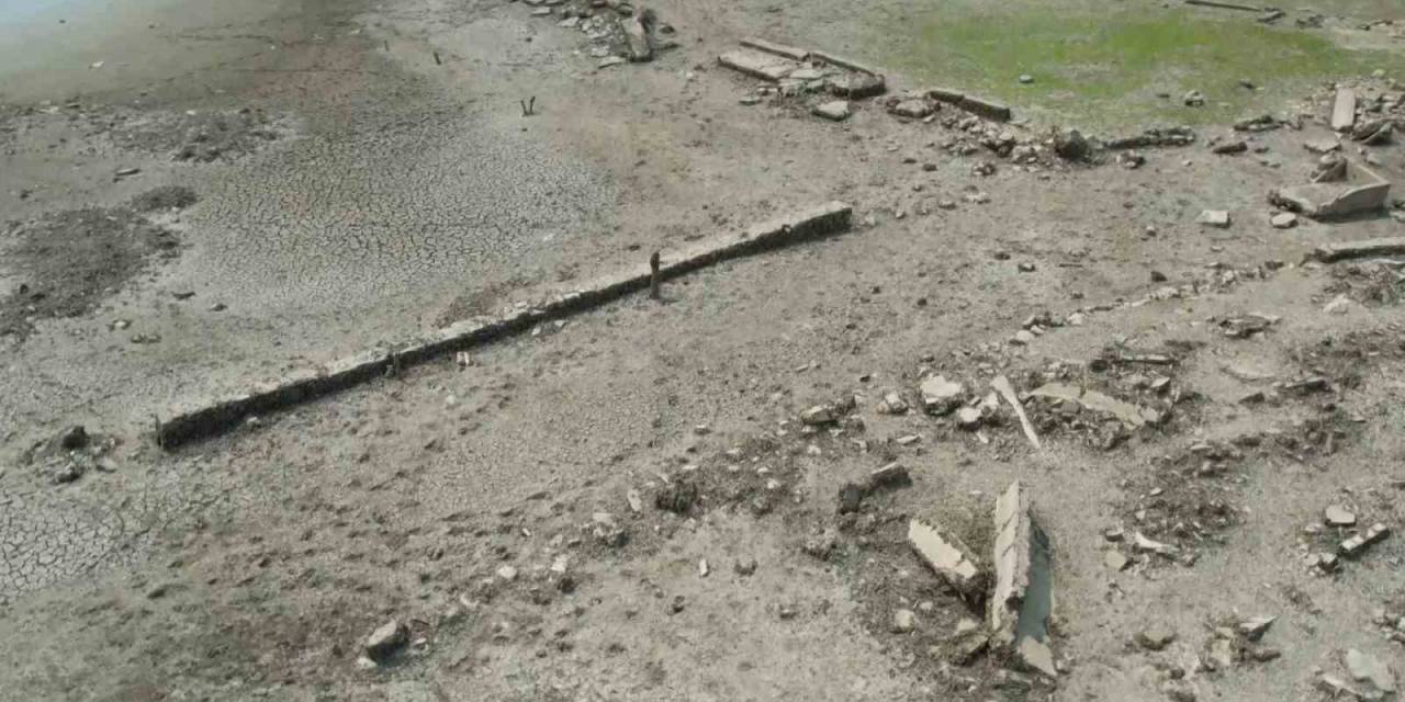 Sular Çekildi, Tarihi Şamlar Mahallesi’ndeki Asırlık Mezar Ortaya Çıktı