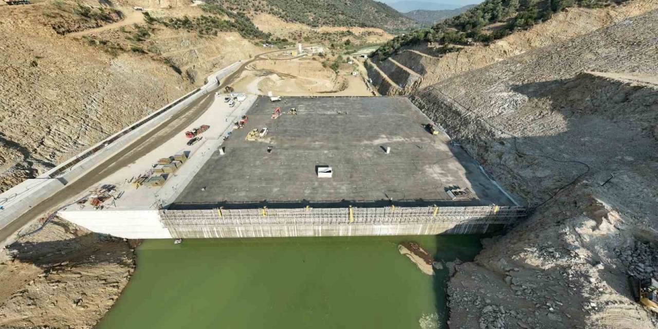 Sarıçay Barajı’nda Gövde Dolgusunun 368 Bin Metreküpü Tamamlandı