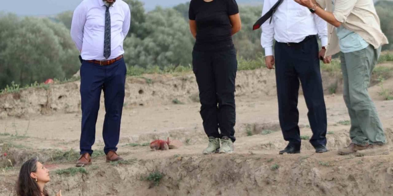 8000 Yıllık Geçmişi Sahip Tavşanlı Höyük’teki Kazı Çalışmalarını Yerinde İnceledi