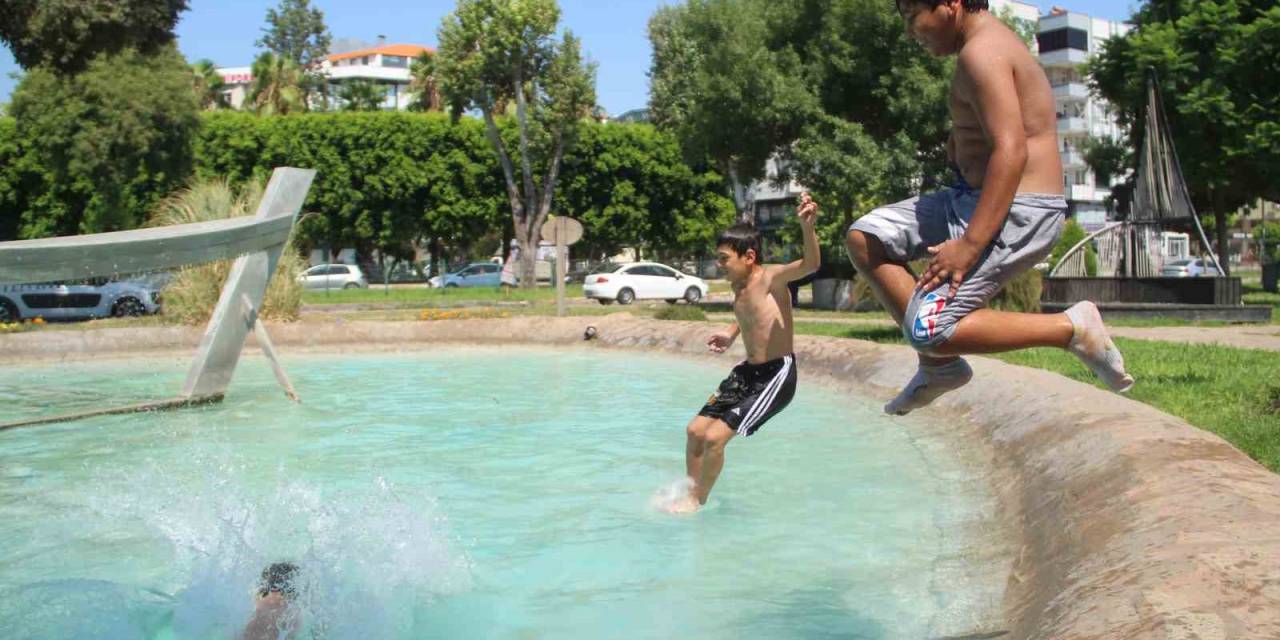 Denize Gidemeyen Çocukların Süs Havuzundaki Tehlikeli Serinlikleri