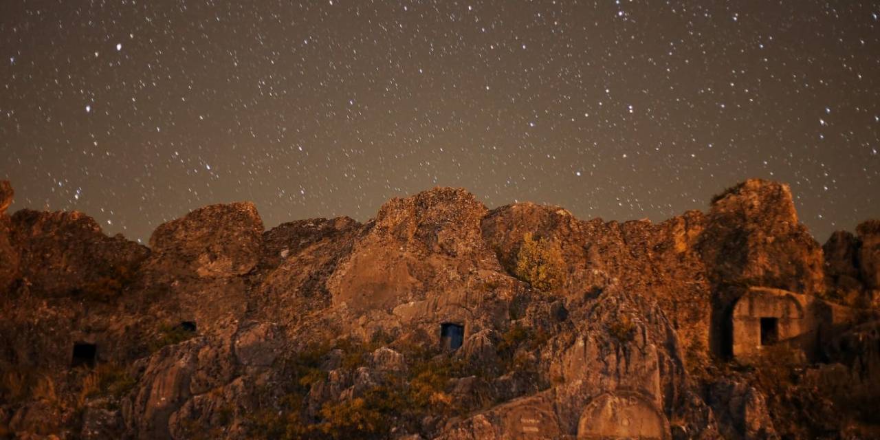 Roma Döneminden Kalan Kaya Mezarları İlgi Çekiyor