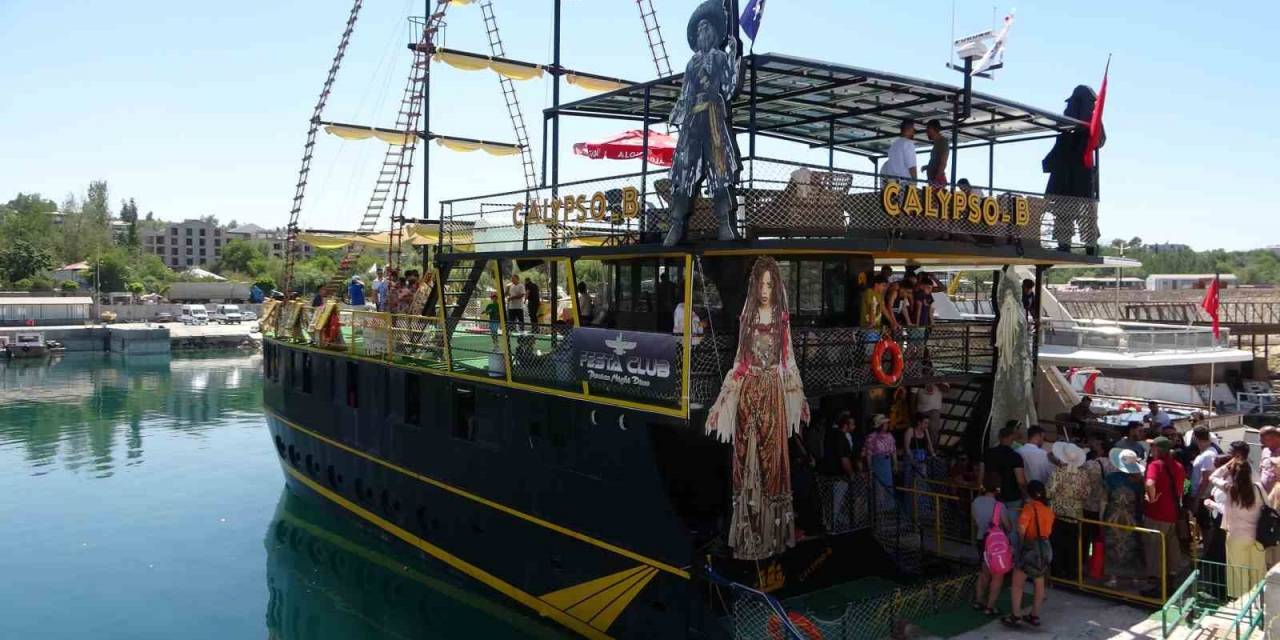 Van’ın İlk Ve Tek Eğlence Gemisi Calypso Van Gölü Sularına İndi