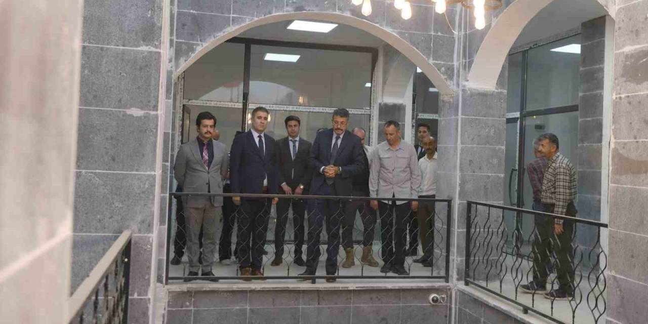 Vali Çelik, Halk Pazarında İncelemelerde Bulundu