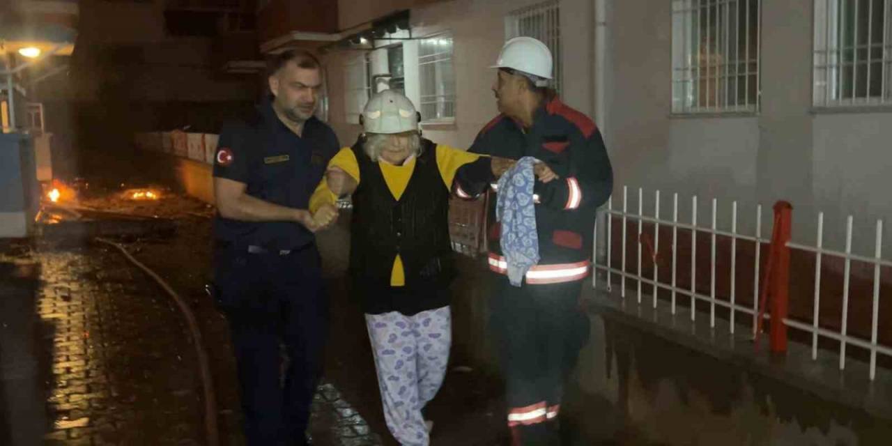 Malatya’da İki Binanın Çatısında Çıkan Yangın Korkuttu