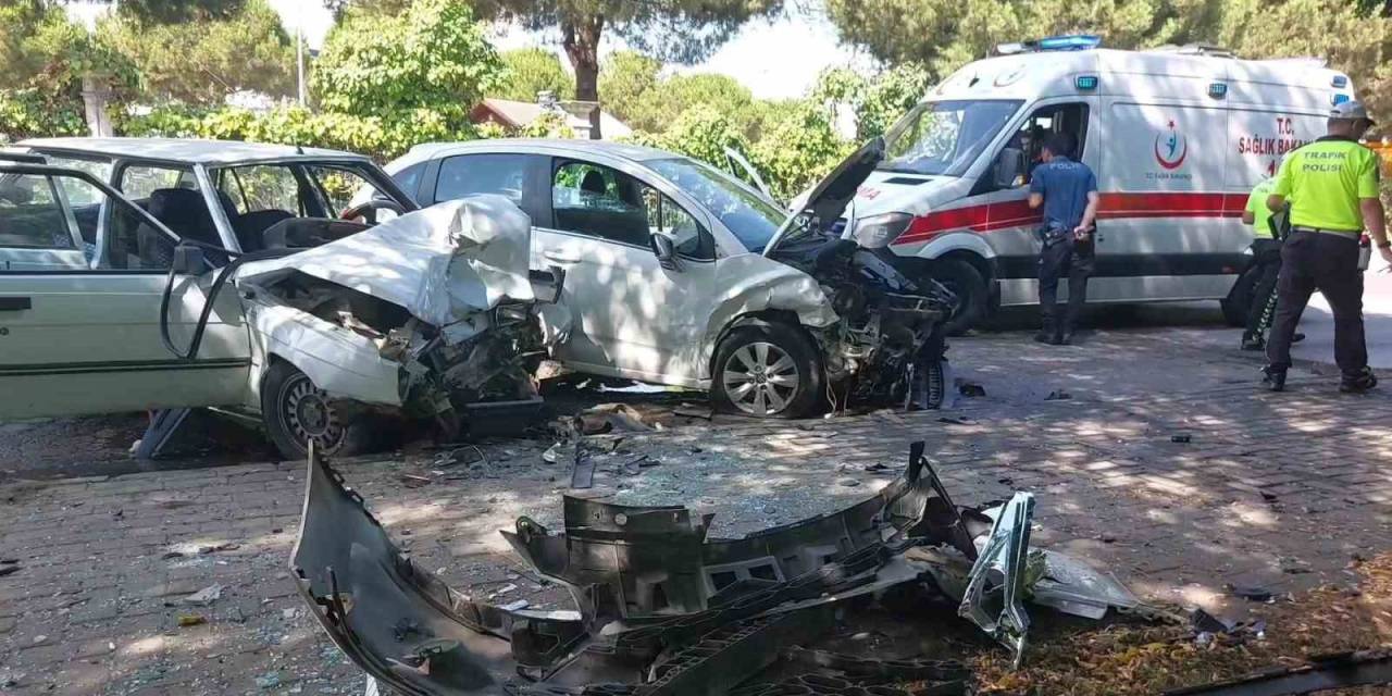 Samsun’da 2 Otomobil Kafa Kafaya Çarpıştı: 3 Yaralı