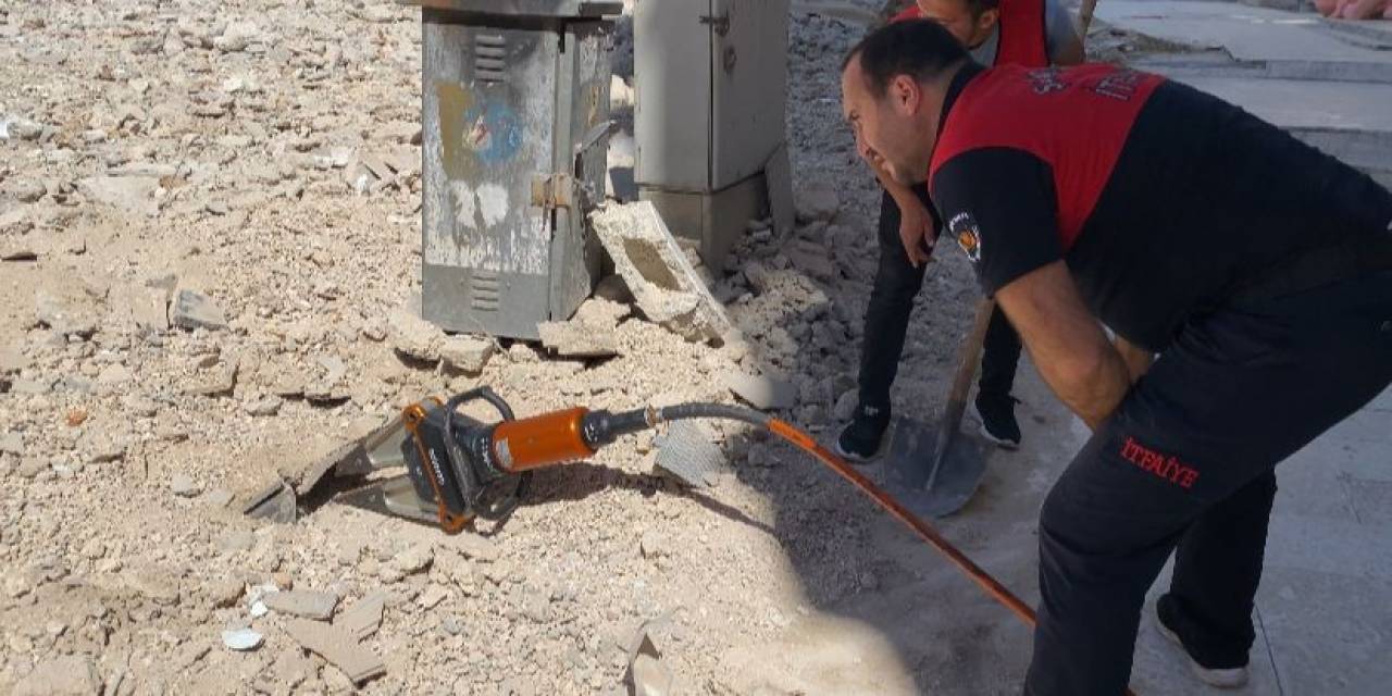 Yıkılan Binanın Enkazında Mahsur Kalan Kedi Kurtarıldı
