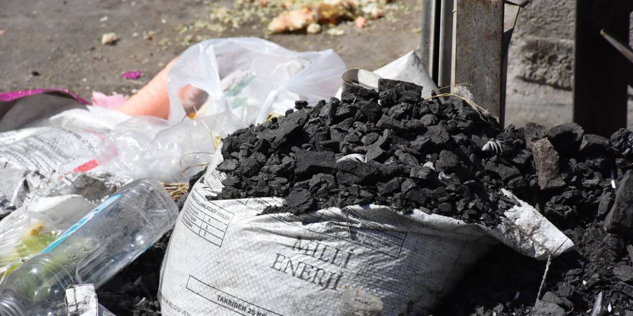 Sinop’ta İhtiyaç Sahiplerine Ücretsiz Verilen Kömürler Çöpe Atıldı