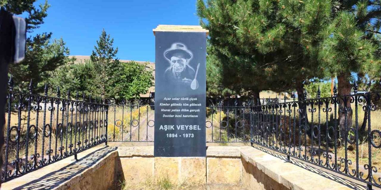 Dünyaca Ünlü Halk Ozanı Aşık Veysel Mezarı Başında Anıldı